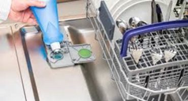Hvor og hvor meget der skal fyldes skyllemiddel i opvaskemaskinen