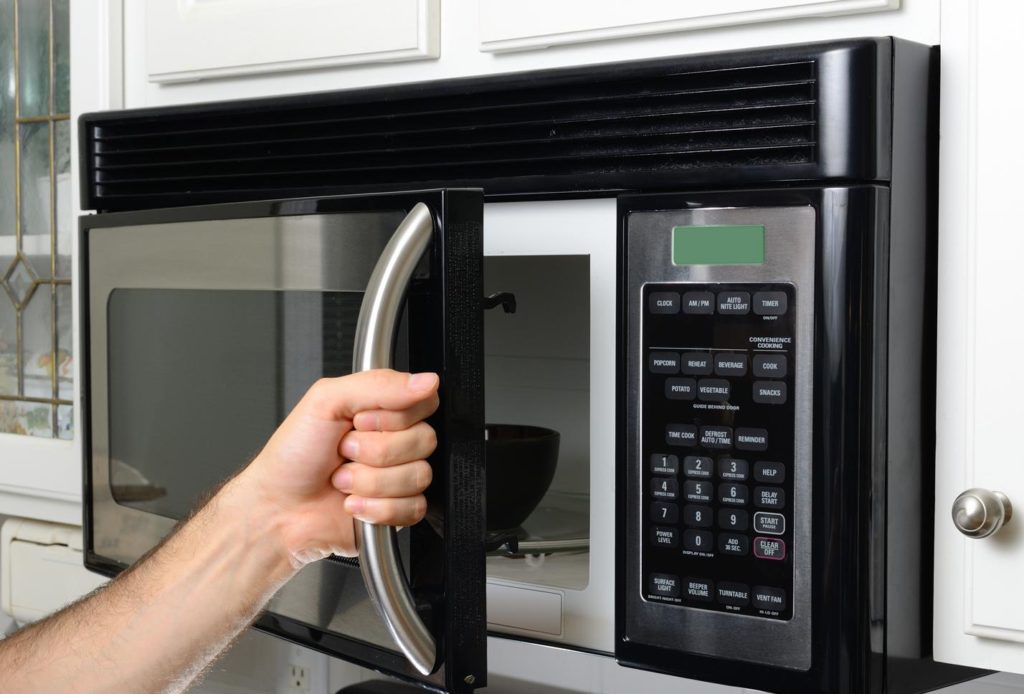Ikonekta ang microwave sa ilalim ng isang cabinet ng pader o istante
