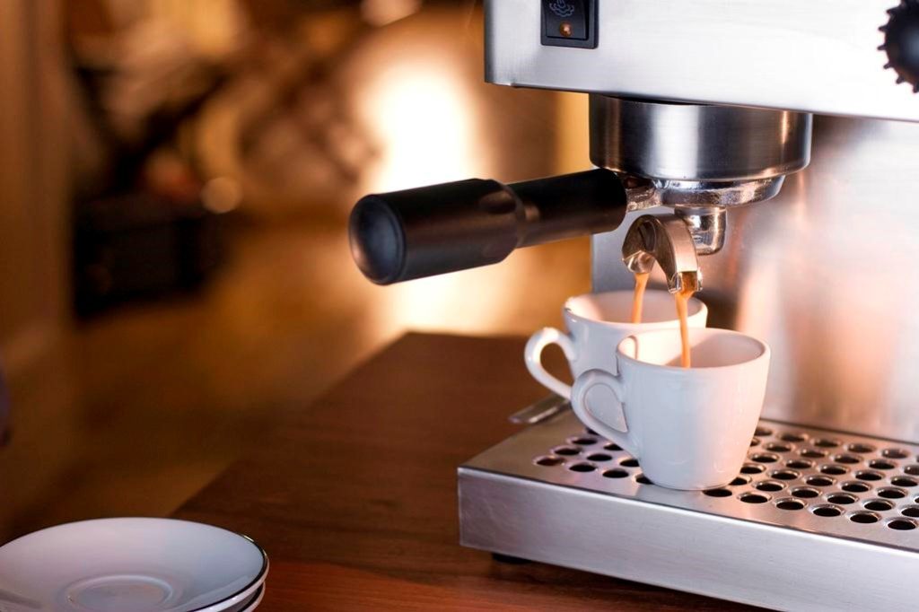 Hvad er de typer kaffemaskiner og kaffemaskiner til hjemmet: deres fordele og ulemper og forskelle