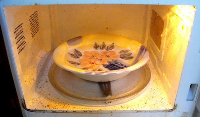 Hvordan rengjøre en mikrobølgeovn med sitron