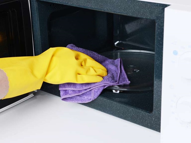 Podłącz kuchenkę mikrofalową pod szafką ścienną lub półką