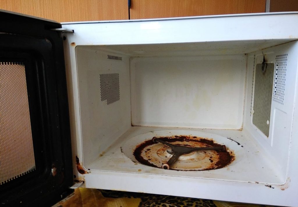 Rusted microwave sa loob - kung ano ang gagawin at ano ang mga kahihinatnan ng matagal na paggamit ng aparato na may kalawang