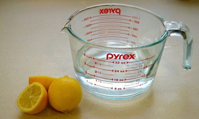 Ako vyčistiť mikrovlnnú rúru s citrónom