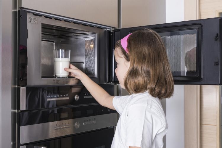 Mikrobølgeovn på køleskabet - kan jeg sætte det?