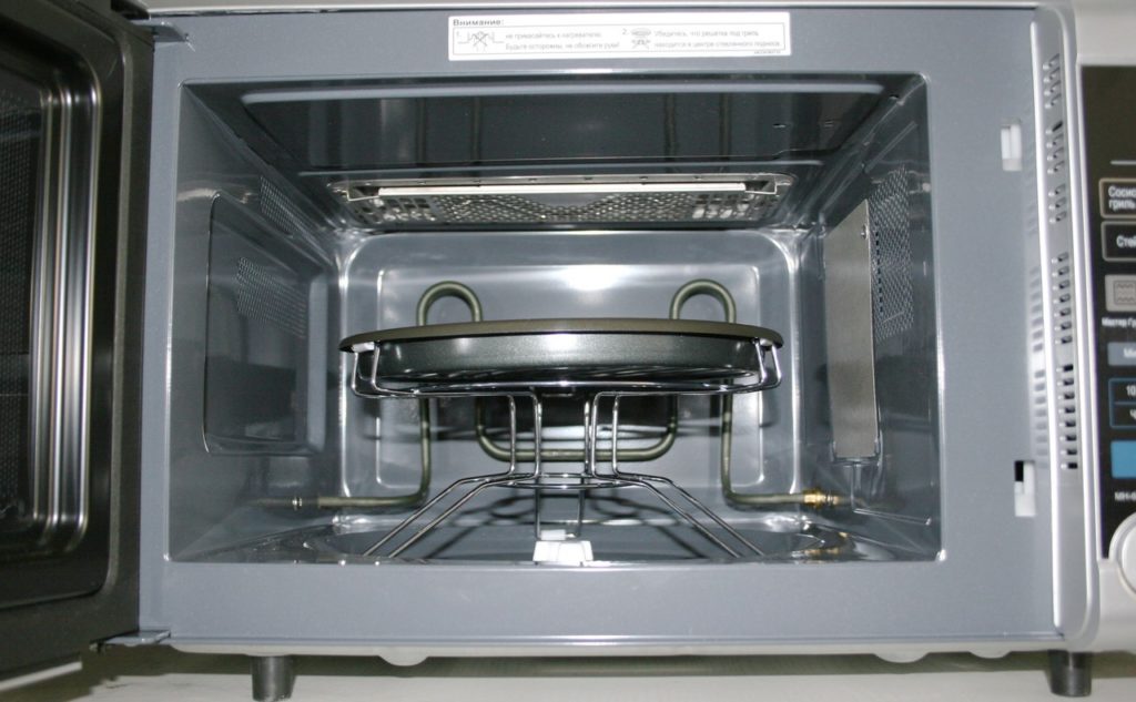 Mga tagubilin: kung paano i-on ang microwave at karagdagang mga pag-andar ng grill o defrost