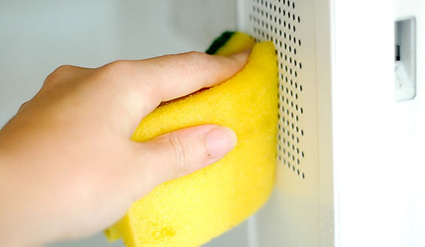 Kā tīrīt mikroviļņu krāsni ar citronu