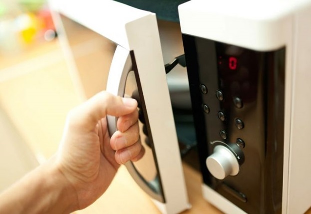 Ikonekta ang microwave sa ilalim ng isang cabinet ng pader o istante