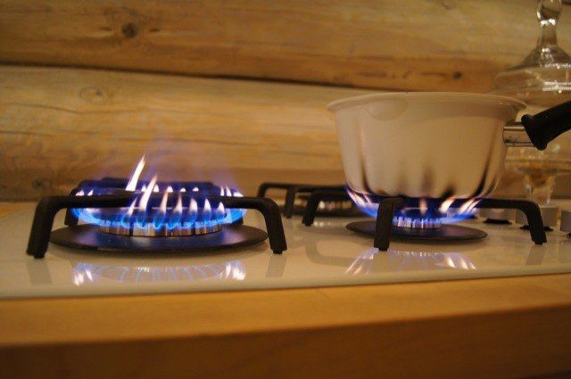 Hvorfor ryger brænderen til en gasovn, og hvordan du selv løser problemet