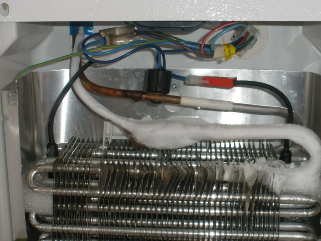 Sådan fyldes køleskabet med freon derhjemme: de nødvendige materialer og stadier af arbejdet