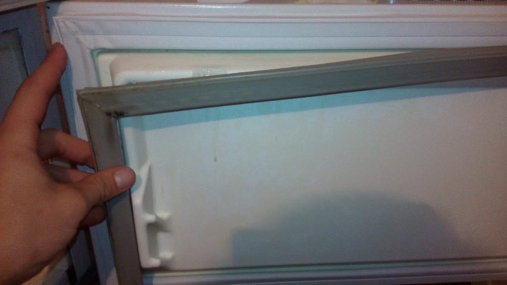 Reparació pròpia del segell de la porta del frigorífic: com canviar la goma i ajustar la porta