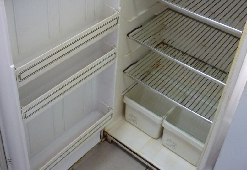 Gjør-det-selv reparasjon av kjøleskapsdørpakningen - hvordan skifte gummi og justere døren
