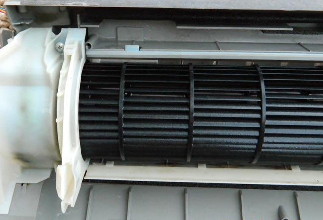 Paano dapat gumana ang tagahanga ng air conditioner: ang prinsipyo ng aparato at ang mga sanhi ng mga pagkakamali