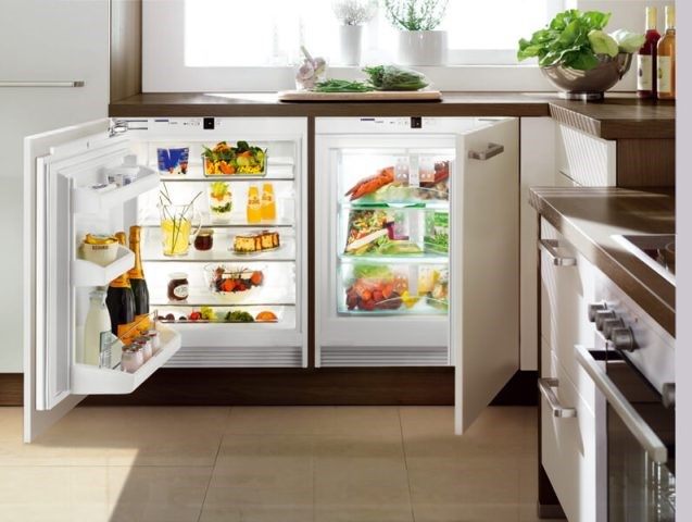 Mi a különbség a beépített hűtőszekrény és a szokásos hűtőszekrény között?