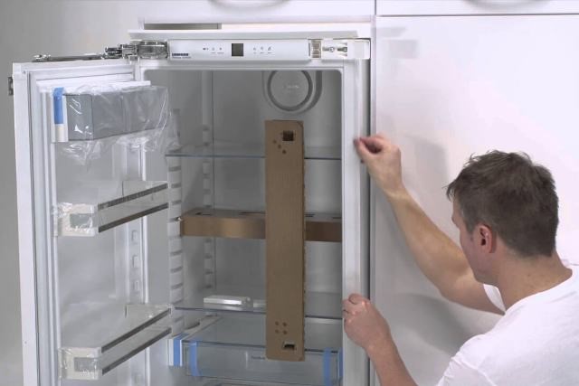 Ano ang pagkakaiba sa pagitan ng isang built-in na ref at isang regular na refrigerator?