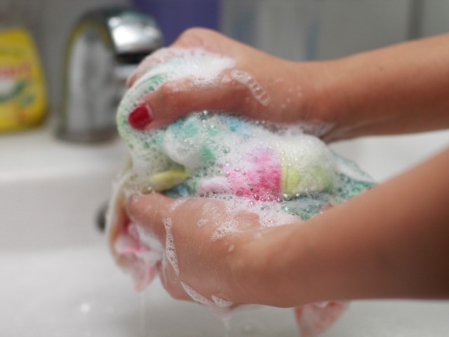 Utasítás: miként lehet mosni és fehéríteni a konyhai törölközőket mikrohullámú sütővel és biztonsági előírásokkal