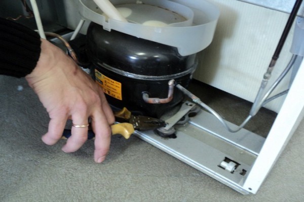 Slik kontrollerer du effektiviteten til kjøleskapskompressoren med egne hender - årsakene til funksjonsfeil og diagnostikk
