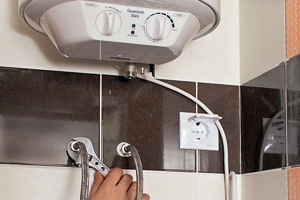 Sådan installeres og tilsluttes en kedel korrekt til vandforsynings- og strømnet i en lejlighed eller hus