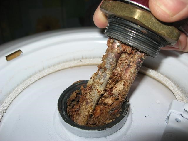 אנודה מגנזיום בתנורי חימום מים: למה הוא משמש, כיצד להסיר אותו ולשנות אותו