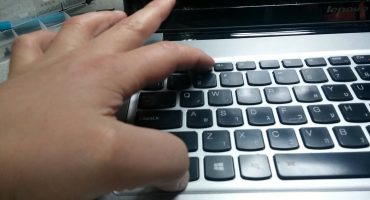 Indtastning af skilletegn på et bærbart tastatur
