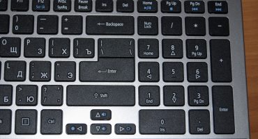 Taper deux points sur un clavier d'ordinateur portable