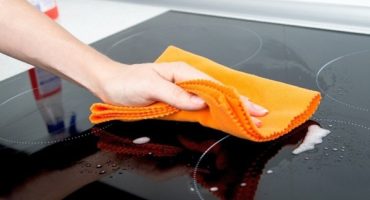 Kā un kā mazgāt indukcijas plīti no oglekļa nogulsnēm