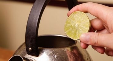 Hogyan tisztítsuk meg a vízforralót a mészkőből citromsavval?