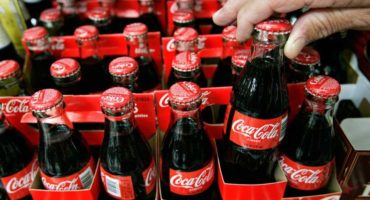 Paano linisin ang takure mula sa limecale ng Coca-Cola?