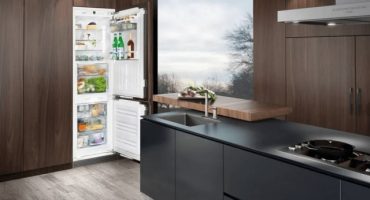 Hvad er forskellen mellem et indbygget køleskab og et almindeligt køleskab?